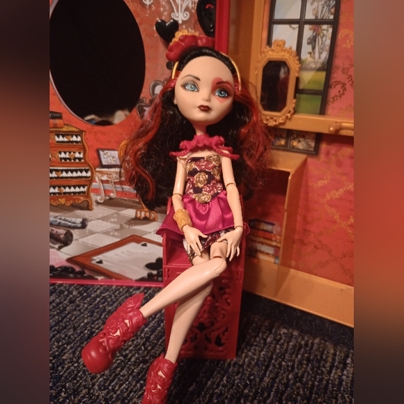 Ever After High Lizzie Hearts Spring Unsprung Book Playset & Doll - Picture 2 of 11